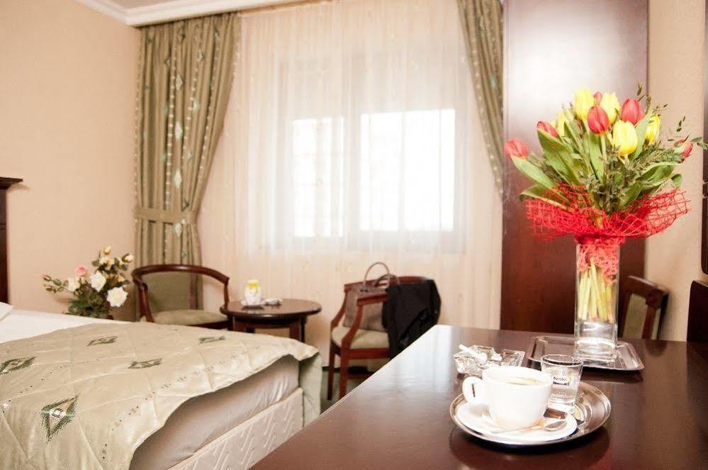 Hotel Rapsodia City Center Botoşani Exterior foto